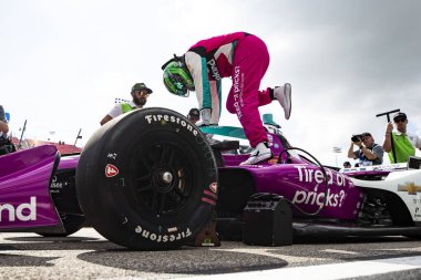 CONOR DALY (76) (ABD) (Madison IL 'deki World Wide Technology Raceway' deki Bommarito Otomotiv Grubu 500 elemelerine katılmadan önce Ait Yolu 'nda takım elbise giyiyor..