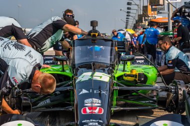 Rahal Letterman Lanigan Yarış Honda mürettebatı yarış arabalarını NEWTON, IA, ABD 'deki Sukup INDYCAR Yarış Haftasonu için hazırlıyor..