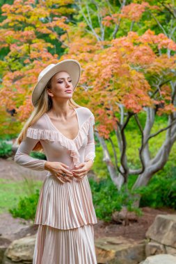 Çarpıcı bir manken defilesi doğanın güzelliği arasına düşer. Pahalı bir park gezisinde zarafet ve cazibe yayar..