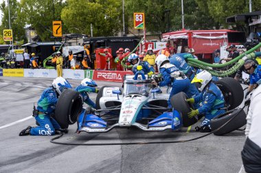 NTT INDYCAR SERIES SERİSİ (18) (NLD) Hollanda, Hoofddorp 'lu RINUS VEEthe (18), arabasını TORONTO' daki Sergi Binası 'ndaki Ontario Honda Satıcıları Indy Toronto' da hizmet için getirir..