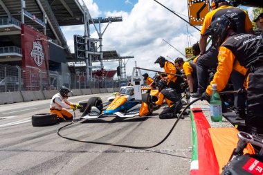 Danimarka 'nın Hedensted şehrinden NTT INDYCAR SERIES sürücüsü İsa LUNDGAARD (7), arabasını TORONTO' daki Exhibition Place 'deki Ontario Honda Satıcıları Indy Toronto' da hizmet için getiriyor..