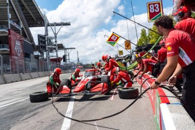 Tel Aviv, İsrail 'den NTT INDYCAR SERIES sürücüsü, ROBERT SHWARTZMAN (83) (R) (ISR), TORONTO' daki Exhibition Place 'deki Ontario Honda Satıcıları Indy Toronto' da servis için arabasını getirir..