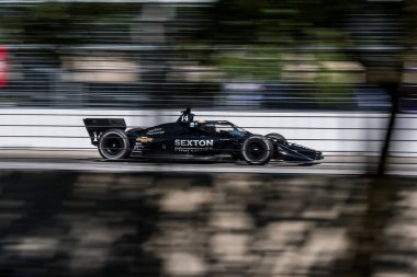 NTT INDYCAR SERIES sürücüsü, SANTINO FERRUCCI (14) (ABD), TORONTO 'daki Exhibition Place' de Ontario Honda Satıcıları Indy Toronto 'nun antrenman oturumu sırasında dönüşler boyunca seyahat eder..