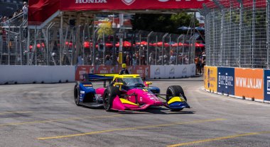 Grand Cayman, Cayman Adaları 'ndan NTT INDYCAR SERIES sürücüsü KYFFIN SIMPSON (8), TORONTO' daki Exhibition Place 'de Ontario Honda Satıcıları Indy Toronto' nun deneme oturumu sırasında dönüşler boyunca seyahat eder..