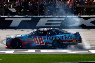 NASCAR Xfinity Serisi sürücüsü, KYLE LARSON (88) Elk Grove, CA Forth Worth, TX 'te Andy' s Frozen Custard 300 kazandı.