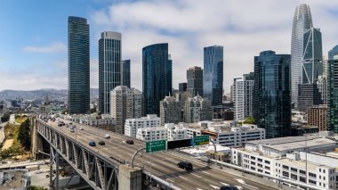 SAN FRANCISCO, CA USA - 28 Temmuz 2025: San Francisco Körfezi boyunca uzanan Bay Köprüsü 'nü, San Francisco ve Oakland' ı çift güverteleri ve çarpıcı süspansiyon tasarımı ile bağlayan bir hava görüntüsü yakaladı..