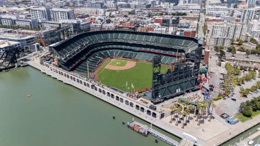 SAN FRANCISCO, CA USA - 28 Temmuz 2025: Oracle Park 'ın havadan görünüşü, San Francisco Körfezi boyunca uzanan ve McCovey Koyu' nun ve Giants 'ın evini çevreleyen gökyüzü manzaralı stadyumu gözler önüne seriyor..