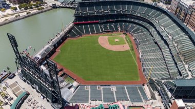 SAN FRANCISCO, CA USA - 28 Temmuz 2025: Oracle Park 'ın havadan görünüşü, San Francisco Körfezi boyunca uzanan ve McCovey Koyu' nun ve Giants 'ın evini çevreleyen gökyüzü manzaralı stadyumu gözler önüne seriyor..
