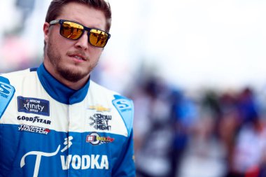 NASCAR Xfinity Serisi sürücüsü Garrett Smithley (14) Hampton, GA 'daki Odaklanmış Sağlık 250 için hazırlanıyor..