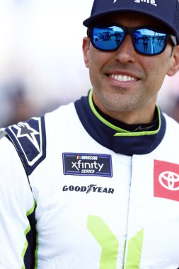 NASCAR Xfinity Serisi sürücüsü Aric Almirola (19) Hampton, GA 'da Odaklanmış Sağlık 250 için hazırlanıyor..
