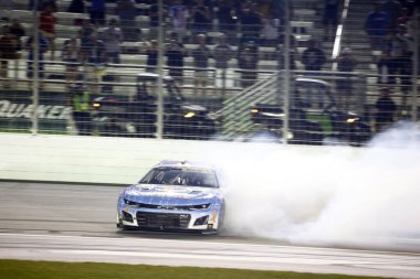 Hampton, GA USA - 28 Haziran 2025: NASCAR Cup Serisi sürücüsü, CHASE ELLIOTT (9) Dawsonville, GA Quaker State 400 'ü kazandı.
