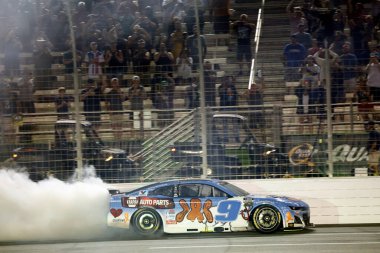 Hampton, GA USA - 28 Haziran 2025: NASCAR Cup Serisi sürücüsü, CHASE ELLIOTT (9) Dawsonville, GA Quaker State 400 'ü kazandı.