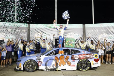 Hampton, GA USA - 28 Haziran 2025: NASCAR Cup Serisi sürücüsü, CHASE ELLIOTT (9) Dawsonville, GA Quaker State 400 'ü kazandı.