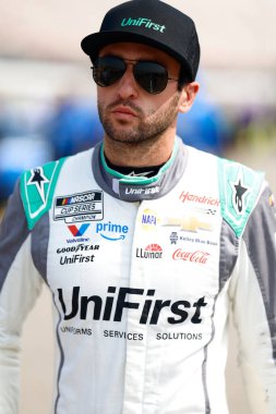 Brooklyn, MI USA - 7 Haziran 2025: NASCAR Cup Serisi sürücüsü, CHASE ELLIOTT (9) of Dawsonville, GA Brooklyn, MI 'deki İtfaiyeciler Kumarhanesi 400' e katılmaya hazırlanıyor..