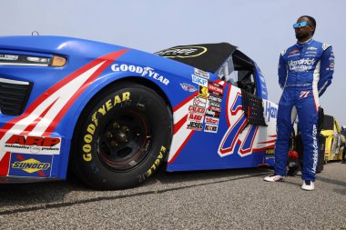 Brooklyn, MI USA - Haziran 07, 2025: NASCAR Craftsman Truck Serisi sürücüsü, RAJAH CARUTH (71) Brooklyn 'deki DQS Solutions & Personel 200 için hazırlanıyor.