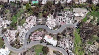 Malibu 'nun doğusundaki tahribatı gösteren bir hava manzarası var. Yangınlardan yükselen yangınlar 20,000 dönüm tahliyeyi zorlamış ve 3.000 dönüm araziyi yakmış..