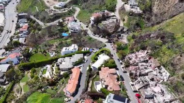 Malibu 'nun doğusundaki tahribatı gösteren bir hava manzarası var. Yangınlardan yükselen yangınlar 20,000 dönüm tahliyeyi zorlamış ve 3.000 dönüm araziyi yakmış..