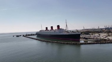 Queen Mary 'nin havadan görünüşü Long Beach' e demirlemiş görkemli emekli bir okyanus gemisinin gösterişli çizgileri ve klasik cazibesi denizcilik ihtişamını çağrıştırıyor..