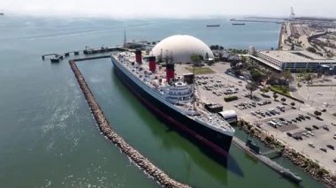 Queen Mary 'nin havadan görünüşü Long Beach' e demirlemiş görkemli emekli bir okyanus gemisinin gösterişli çizgileri ve klasik cazibesi denizcilik ihtişamını çağrıştırıyor..