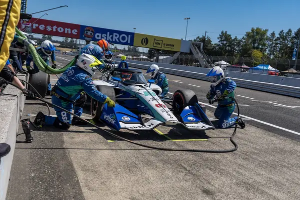 PORTLAND, OR ABD - 10 Ağustos 2025: INDYCAR Serisi sürücüsü, Hoofddorp, Hollanda 'dan RINUS (NLD), Portland Uluslararası PORTLAND PORTLAND' daki Portland yarış pistinde BITNILE.com Grand Prix sırasında hizmet için arabasını getirir..