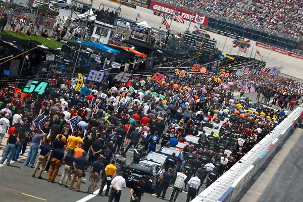 Taraftarlar Dover, DE 'de AutoTrader EchoPark Otomotiv 400' ü destekliyor.