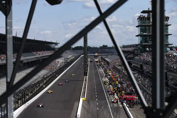 Gainbridge 'in Speedway IN' deki Indianapolis Motor Yarış Pisti 'nde sunduğu 109. Indianapolis 500 koşusu için yapılan tatbikat sırasında Noblesville, IN' den CONOR DALY (76) (ABD) doğru yolda gidiyor..