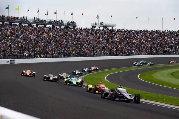 Gainbridge 'in Indianapolis Yarış Pisti' nde sunduğu 109. Koşu sırasında Noblesville 'den CONOR DALY (76) (ABD), IN pistte ilerliyor..