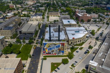 Milwaukee 'nin havadan görünüşü Michigans Gölü' nün batı kıyısında canlı bir şehir olduğunu gösteriyor. Farklı kültürlerden oluşan zengin bir sahil. Büyük sporların, Fortune 500 firmalarının ve simgesel simgelerin vatanı..
