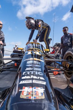 INDYCAR Serisi sürücüsü, SANTINO FERRUCCI (14) (ABD), Wisconsin State Fair Park 'ta Milwaukee Mile 250 ve Batı ALLIS WI' de Milwaukee Mile antrenmanlarına hazırlanıyor..