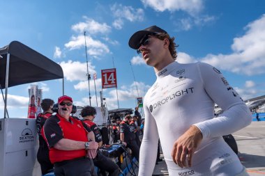 Odiham, İngiltere 'den INDYCAR serisi sürücüsü LOUIS FOSTER (45) (R) (ENG), Wisconsin Eyalet Parkı' nda Milwaukee Mile 250 ve Batı ALLIS WI 'de Milwaukee Mile antrenmanlarına hazırlanıyor..