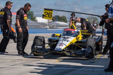 Valencia, CA 'dan INDYCAR Serisi sürücüsü, COLTON HERTA (26) (ABD), Wisconsin Eyalet Fuar Parkı' ndaki Snap-On Milwaukee Mile 250 ve Batı ALLIS WI 'deki Milwaukee Mile antrenman oturumunda pit yolundan gelir..