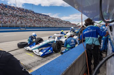 BATI ALLIS, WI USA - 24 Ağustos 2025: INDYCAR Serisi sürücüsü, Hoofddorp, Hollanda 'dan (NLD), arabasını Snap-On Milwaukee Mile 250' de Batı ALLIS 'deki Wisconsin Eyalet Parkı' nda servis için getiriyor. 