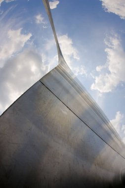 St. Louis 'deki Geçit Kemeri, 630 fit paslanmaz çelik bir anıt, gökyüzüne karşı parıldayan bir katenareri eğrisi oluşturur. Mississippi Nehri üzerinde yükselen bina, ABD 'nin batıya doğru genişlemesini sembolize ediyor ve sayısız ziyaretçi çekiyor..