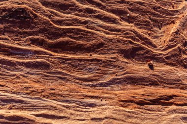 Nevada çölünden yükselen görkemli kaya oluşumları, güneşin altında parlayan engebeli dokuları, kurak arazinin ham güzelliğini vurgulayan engin mavi gökyüzüne karşı..
