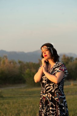 Gün batımında dağların arkasında güzel bir kadın.