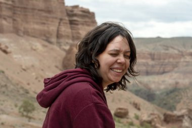 Orta Asya Kanyonu 'nu gezen genç bir kadın, Charyn, Kazakistan