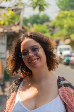 Yaz yaşam tarzı mutlu gülümseyen güzel sarışın kadın portresi tropik adada güneş gözlükleriyle eğleniyor.