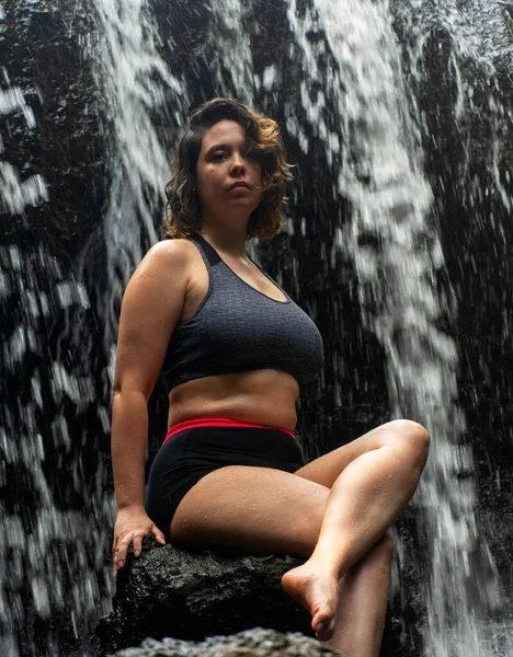 Sportliche Junge Frau Sportbekleidung Posiert Wasserfall Stockfoto