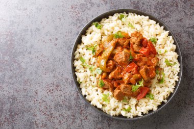 Porkolt lezzetli bir Macar et yahnisidir. Lezzetli bir paprika domates soğan sosunda pişirilir. Tabakta yumurtalı erişte servis edilir. Yukarıdan yatay üst görünüm