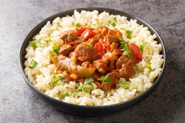 Porkolt lezzetli bir Macar et yahnisidir. Lezzetli bir paprika domates soğan sosunda pişirilir. Sofrada yumurta eriştesi yakın planda servis edilir. Yatay