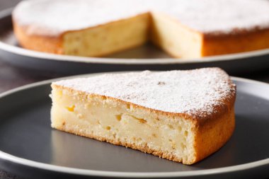 Basit malzemelerden elde edilen ev yapımı yoğurt keki masanın üzerindeki tabağa yakın plan. Yatay