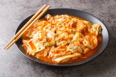 Kimchi, Napa lahanası, havuç ve Kore turpu gibi tuzlu ve mayalanmış sebzelerden oluşan geleneksel bir Kore mezesidir. Yatay