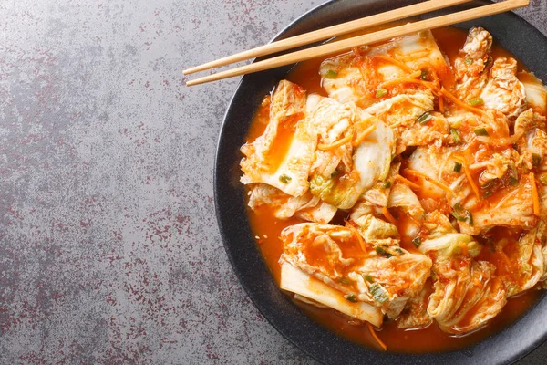Kimchi Acar Sayuran Pedas Korea Close Dalam Piring Hitam Atas — Stok Foto