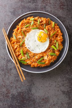 Kore yemeği ve menü kapağı için yumurta kabuklu Kimchi pilavı. Yukarıdan dikey üst görünüm