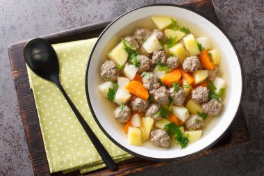 Sodd geleneksel Norveç çorbasıdır. Koyun eti, köfte, patates ve havuç tabakta yakın planda olsun. Yukarıdan yatay üst görünüm