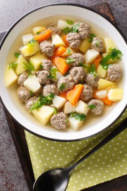 Kuzu eti, köfte, havuç ve patateslerden oluşan bir et ve sebze çorbası. Yukarıdan dikey üst görünüm