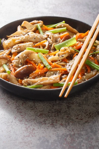 Asiatisches Essen Gebratene Austernpilze Und Shiitake Pilze Mit Karotten Sesam — Stockfoto