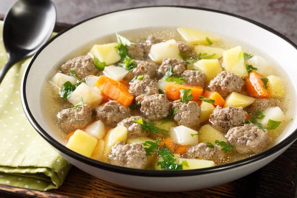 ソッドを満足させるのは テーブルの上のプレートに明確で香りの良いスープで提供される羊肉 ミートボール ニンジン ジャガイモで構成されるノルウェーの国民料理です ホライゾン — ストック写真