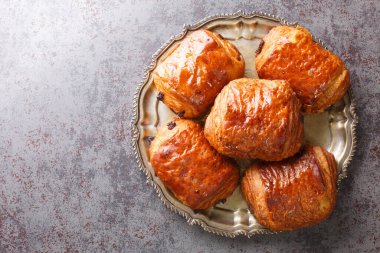 Acı Au Çikolatalı klasik hamur işleri tereyağı, un, şeker ve çikolatalı yakın plan sütle yapılır. Yukarıdan yatay üst görünüm