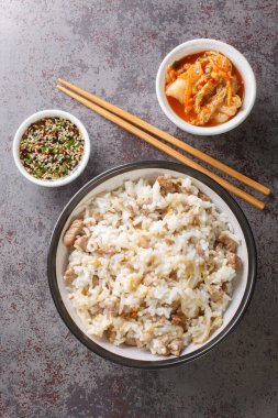 Kongnamul bap temel olarak soya fasulyesi lahanası ve masada et ve kimchi gibi diğer malzemelerle pişirilmiş pirinçtir. Yukarıdan dikey üst görünüm